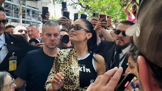 Elodie sorridente durante l'evento alla NSS Edicola di Napoli