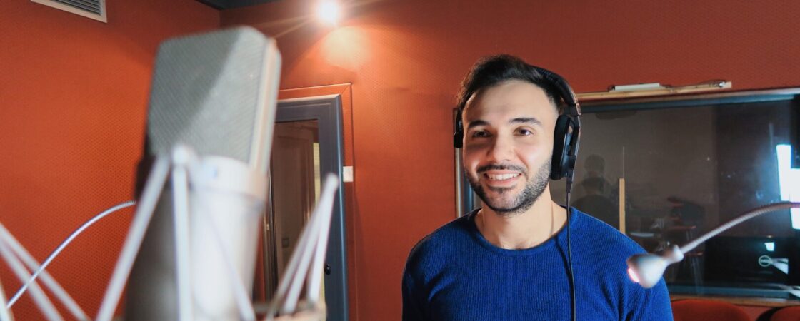Alex Polidori in sala di doppiaggio - per gentile concessione dell'artista