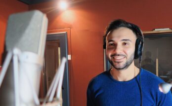 Alex Polidori in sala di doppiaggio - per gentile concessione dell'artista