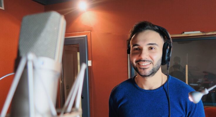 Alex Polidori in sala di doppiaggio - per gentile concessione dell'artista
