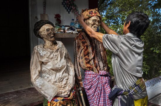 Le tradizioni asiatiche strane del mondo: le più insolite