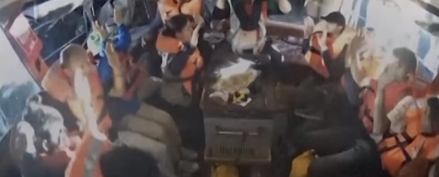 Il momento del sequestro della nave umanitaria