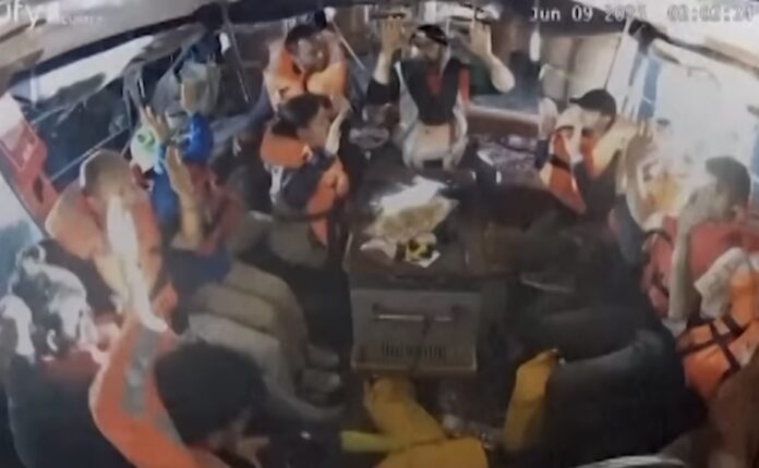 Il momento del sequestro della nave umanitaria
