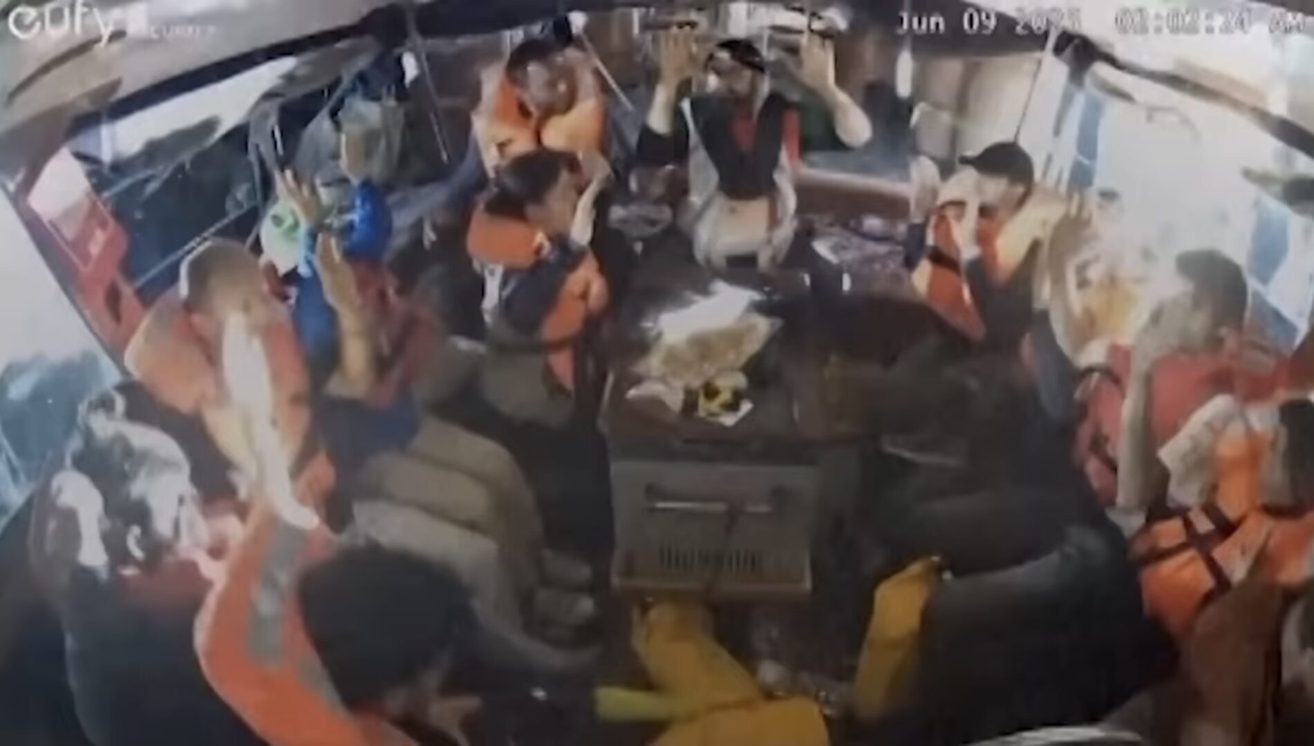 Il momento del sequestro della nave umanitaria
