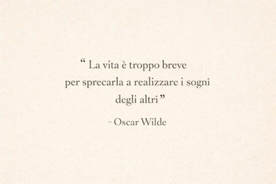 Frasi sul tempo e sulla vita: citazione di Oscar Wilde 'La vita è troppo breve per sprecarla a realizzare i sogni degli altri' su sfondo carta neutro.