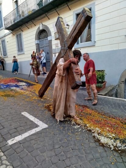 Infiorata di Genazzano: il tappeto di fiori più lungo del mondo