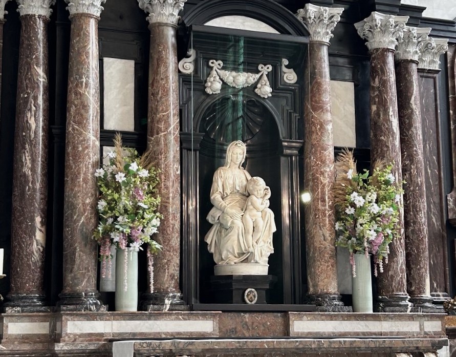 cosa vedere a Bruges: La Madonna col Bambino di Michelangelo