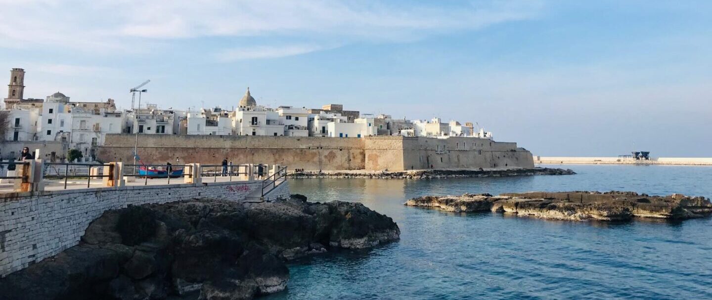 La città di Monopoli, un tipico borgo marinaro pugliese