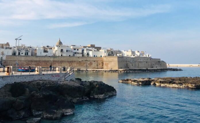 La città di Monopoli, un tipico borgo marinaro pugliese