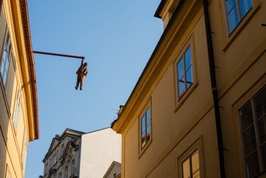 Man Hanging Out: l'arte di David Černý