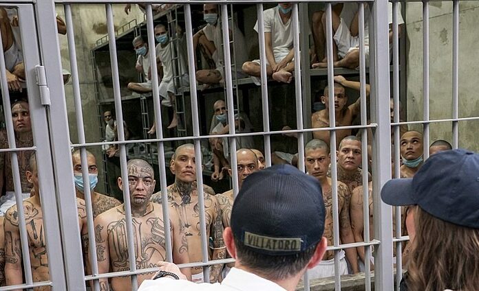 Il carcere di massima sicurezza di El Salvador: CECOT