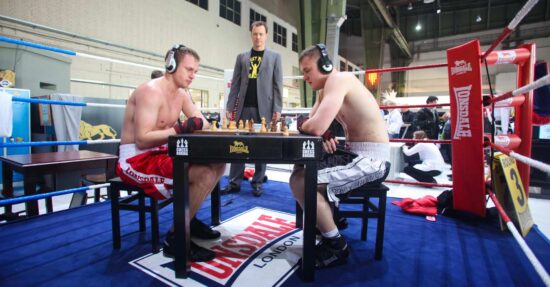 L'immagine fa vedere come si sostiene un incontro di chess-boxing