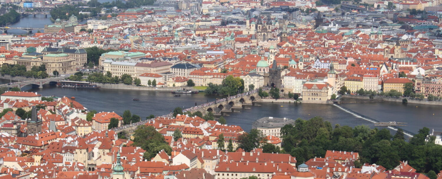 Cose gratuite da fare a Praga: 5 attrazioni da non perdere Visitare Praga gratis: perché la città incanta i viaggiatori Praga è una città vivace e colorata, diventata negli anni una delle mete turistiche europee più amate. Molte delle sue attrazioni principali si trovano nel centro, distribuendosi tra la Città Nuova e la Città Vecchia, e si possono apprezzare semplicemente passeggiando. Se si desidera scoprire la capitale ceca mantenendo un budget contenuto, esistono molte cose gratuite da fare a Praga che permettono di coglierne l'essenza magica e artistica. Ecco cinque proposte imperdibili con indirizzi e indicazioni pratiche per raggiungerle. Il John Lennon Wall: un simbolo di pace tra le cose gratuite da fare a Praga Situato nel quartiere di Malá Strana, all'indirizzo Velkopřevorské náměstí, questo muro è un simbolo di pace fin dalla morte di John Lennon. Come arrivare: potete prendere il tram (linee 12, 15, 20, 22) fino alla fermata Malostranské náměstí o la metro (Linea A) fino a Malostranská; da lì, il muro è raggiungibile con una breve passeggiata, molto vicino al Ponte Carlo. È una delle prime attrazioni gratuite di Praga da vedere. Idiom, la Torre di Libri: un'esperienza unica tra le cose gratuite da fare a Praga La seconda attrazione da non perdere è Idiom, la torre di libri situata all'ingresso della Biblioteca Municipale di Praga, in Mariánské nám. 98/1, Staré Město. Come arrivare: la fermata della metro più vicina è Staroměstská (Linea A), a soli due minuti a piedi. Grazie a un gioco di specchi, si viene catturati da un'illusione ottica che fa sembrare la torre infinita. L'accesso è libero durante gli orari di apertura della biblioteca. Vinarna Certovka: la via più stretta del mondo da vedere a Praga gratis Nel pittoresco quartiere di Malá Strana si trova Vinarna Certovka, la strada più stretta al mondo, all'indirizzo U Lužického semináře 24. Come arrivare: per trovarla, dirigetevi verso il Museo di Franz Kafka; la stradina si trova a pochi passi, facilmente raggiungibile dalla fermata metro di Malostranská (Linea A) o dal Ponte Carlo. Larga appena 50 cm e regolata da un semaforo, è una delle cose gratuite da fare a Praga più particolari. Il Paternoster: una delle più curiose cose gratuite da fare a Praga Un'altra esperienza unica è provare il Paternoster, un ascensore a ciclo continuo. Uno degli esemplari più accessibili si trova nel Municipio di Praga, in Mariánské nám. 2, Staré Město. Come arrivare: trovandosi di fronte alla Biblioteca Municipale, le indicazioni sono le stesse della Torre di Libri: scendete alla fermata metro Staroměstská (Linea A). Salire e scendere al volo da questo sistema d'altri tempi è un'attività divertente da fare a Praga senza spendere nulla. Man Hanging Out: l'arte di David Černý tra le cose gratuite da fare a Praga L'ultima delle cose gratuite da fare a Praga che suggeriamo è cercare la statua di Sigmund Freud appeso a una trave. Si trova all'incrocio tra le vie Husova e Skořepka. Come arrivare: la zona è nel cuore della Città Vecchia e si esplora a piedi. Le fermate della metro più comode per avvicinarsi sono Národní třída (Linea B) o Můstek (Linee A e B). L'opera, di David Černý, ha un profondo aspetto filosofico sulla lotta dell'uomo di fronte alle difficoltà. By Deror_avi - Own work, CC BY-SA 4.0, https://commons.wikimedia.org/w/index.php?curid=64329791 &nbsp;