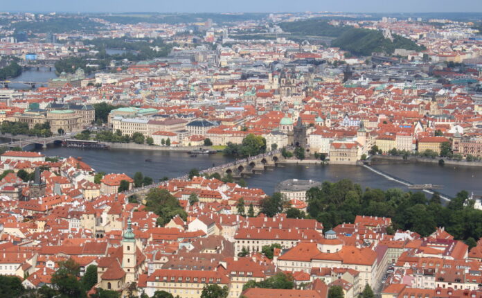 Cose gratuite da fare a Praga: 5 attrazioni da non perdere Visitare Praga gratis: perché la città incanta i viaggiatori Praga è una città vivace e colorata, diventata negli anni una delle mete turistiche europee più amate. Molte delle sue attrazioni principali si trovano nel centro, distribuendosi tra la Città Nuova e la Città Vecchia, e si possono apprezzare semplicemente passeggiando. Se si desidera scoprire la capitale ceca mantenendo un budget contenuto, esistono molte cose gratuite da fare a Praga che permettono di coglierne l'essenza magica e artistica. Ecco cinque proposte imperdibili con indirizzi e indicazioni pratiche per raggiungerle. Il John Lennon Wall: un simbolo di pace tra le cose gratuite da fare a Praga Situato nel quartiere di Malá Strana, all'indirizzo Velkopřevorské náměstí, questo muro è un simbolo di pace fin dalla morte di John Lennon. Come arrivare: potete prendere il tram (linee 12, 15, 20, 22) fino alla fermata Malostranské náměstí o la metro (Linea A) fino a Malostranská; da lì, il muro è raggiungibile con una breve passeggiata, molto vicino al Ponte Carlo. È una delle prime attrazioni gratuite di Praga da vedere. Idiom, la Torre di Libri: un'esperienza unica tra le cose gratuite da fare a Praga La seconda attrazione da non perdere è Idiom, la torre di libri situata all'ingresso della Biblioteca Municipale di Praga, in Mariánské nám. 98/1, Staré Město. Come arrivare: la fermata della metro più vicina è Staroměstská (Linea A), a soli due minuti a piedi. Grazie a un gioco di specchi, si viene catturati da un'illusione ottica che fa sembrare la torre infinita. L'accesso è libero durante gli orari di apertura della biblioteca. Vinarna Certovka: la via più stretta del mondo da vedere a Praga gratis Nel pittoresco quartiere di Malá Strana si trova Vinarna Certovka, la strada più stretta al mondo, all'indirizzo U Lužického semináře 24. Come arrivare: per trovarla, dirigetevi verso il Museo di Franz Kafka; la stradina si trova a pochi passi, facilmente raggiungibile dalla fermata metro di Malostranská (Linea A) o dal Ponte Carlo. Larga appena 50 cm e regolata da un semaforo, è una delle cose gratuite da fare a Praga più particolari. Il Paternoster: una delle più curiose cose gratuite da fare a Praga Un'altra esperienza unica è provare il Paternoster, un ascensore a ciclo continuo. Uno degli esemplari più accessibili si trova nel Municipio di Praga, in Mariánské nám. 2, Staré Město. Come arrivare: trovandosi di fronte alla Biblioteca Municipale, le indicazioni sono le stesse della Torre di Libri: scendete alla fermata metro Staroměstská (Linea A). Salire e scendere al volo da questo sistema d'altri tempi è un'attività divertente da fare a Praga senza spendere nulla. Man Hanging Out: l'arte di David Černý tra le cose gratuite da fare a Praga L'ultima delle cose gratuite da fare a Praga che suggeriamo è cercare la statua di Sigmund Freud appeso a una trave. Si trova all'incrocio tra le vie Husova e Skořepka. Come arrivare: la zona è nel cuore della Città Vecchia e si esplora a piedi. Le fermate della metro più comode per avvicinarsi sono Národní třída (Linea B) o Můstek (Linee A e B). L'opera, di David Černý, ha un profondo aspetto filosofico sulla lotta dell'uomo di fronte alle difficoltà. By Deror_avi - Own work, CC BY-SA 4.0, https://commons.wikimedia.org/w/index.php?curid=64329791 &nbsp;