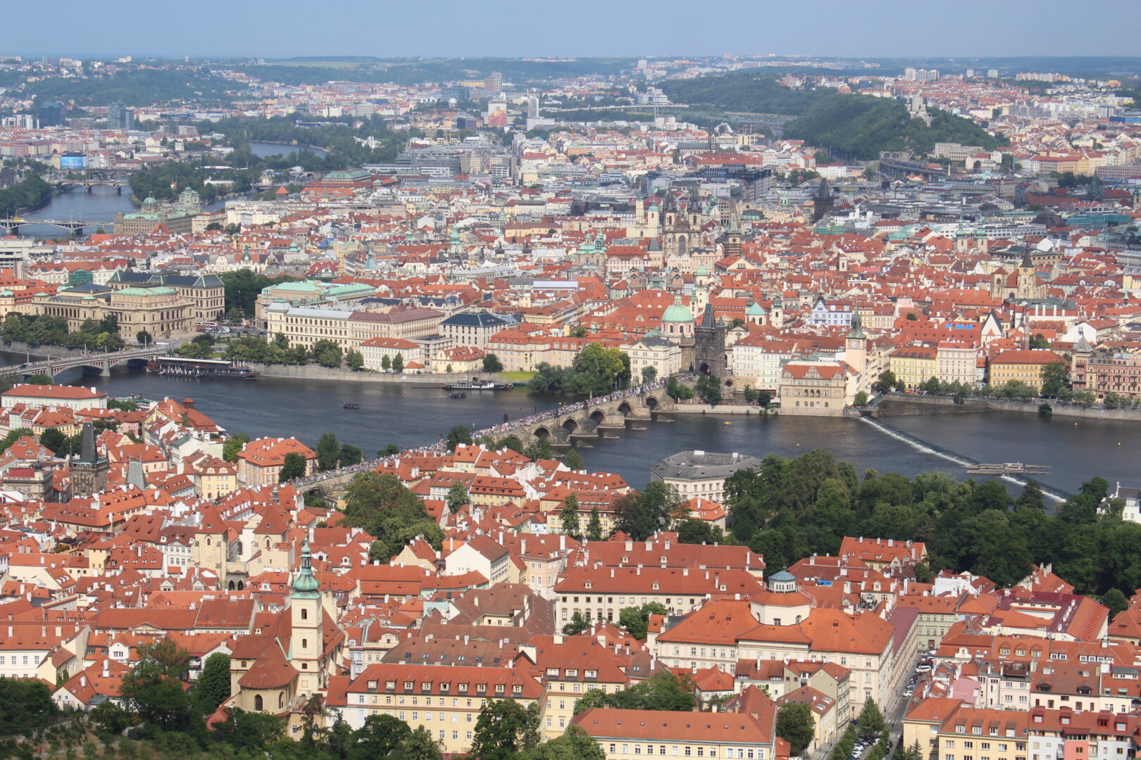 Cose gratuite da fare a Praga: 5 attrazioni da non perdere Visitare Praga gratis: perché la città incanta i viaggiatori Praga è una città vivace e colorata, diventata negli anni una delle mete turistiche europee più amate. Molte delle sue attrazioni principali si trovano nel centro, distribuendosi tra la Città Nuova e la Città Vecchia, e si possono apprezzare semplicemente passeggiando. Se si desidera scoprire la capitale ceca mantenendo un budget contenuto, esistono molte cose gratuite da fare a Praga che permettono di coglierne l'essenza magica e artistica. Ecco cinque proposte imperdibili con indirizzi e indicazioni pratiche per raggiungerle. Il John Lennon Wall: un simbolo di pace tra le cose gratuite da fare a Praga Situato nel quartiere di Malá Strana, all'indirizzo Velkopřevorské náměstí, questo muro è un simbolo di pace fin dalla morte di John Lennon. Come arrivare: potete prendere il tram (linee 12, 15, 20, 22) fino alla fermata Malostranské náměstí o la metro (Linea A) fino a Malostranská; da lì, il muro è raggiungibile con una breve passeggiata, molto vicino al Ponte Carlo. È una delle prime attrazioni gratuite di Praga da vedere. Idiom, la Torre di Libri: un'esperienza unica tra le cose gratuite da fare a Praga La seconda attrazione da non perdere è Idiom, la torre di libri situata all'ingresso della Biblioteca Municipale di Praga, in Mariánské nám. 98/1, Staré Město. Come arrivare: la fermata della metro più vicina è Staroměstská (Linea A), a soli due minuti a piedi. Grazie a un gioco di specchi, si viene catturati da un'illusione ottica che fa sembrare la torre infinita. L'accesso è libero durante gli orari di apertura della biblioteca. Vinarna Certovka: la via più stretta del mondo da vedere a Praga gratis Nel pittoresco quartiere di Malá Strana si trova Vinarna Certovka, la strada più stretta al mondo, all'indirizzo U Lužického semináře 24. Come arrivare: per trovarla, dirigetevi verso il Museo di Franz Kafka; la stradina si trova a pochi passi, facilmente raggiungibile dalla fermata metro di Malostranská (Linea A) o dal Ponte Carlo. Larga appena 50 cm e regolata da un semaforo, è una delle cose gratuite da fare a Praga più particolari. Il Paternoster: una delle più curiose cose gratuite da fare a Praga Un'altra esperienza unica è provare il Paternoster, un ascensore a ciclo continuo. Uno degli esemplari più accessibili si trova nel Municipio di Praga, in Mariánské nám. 2, Staré Město. Come arrivare: trovandosi di fronte alla Biblioteca Municipale, le indicazioni sono le stesse della Torre di Libri: scendete alla fermata metro Staroměstská (Linea A). Salire e scendere al volo da questo sistema d'altri tempi è un'attività divertente da fare a Praga senza spendere nulla. Man Hanging Out: l'arte di David Černý tra le cose gratuite da fare a Praga L'ultima delle cose gratuite da fare a Praga che suggeriamo è cercare la statua di Sigmund Freud appeso a una trave. Si trova all'incrocio tra le vie Husova e Skořepka. Come arrivare: la zona è nel cuore della Città Vecchia e si esplora a piedi. Le fermate della metro più comode per avvicinarsi sono Národní třída (Linea B) o Můstek (Linee A e B). L'opera, di David Černý, ha un profondo aspetto filosofico sulla lotta dell'uomo di fronte alle difficoltà. By Deror_avi - Own work, CC BY-SA 4.0, https://commons.wikimedia.org/w/index.php?curid=64329791 &nbsp;