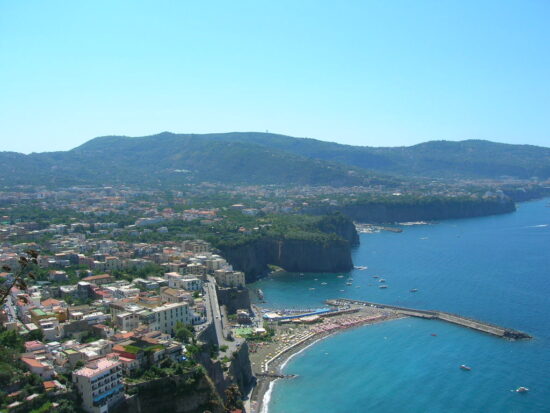 Ampia spiaggia di Meta di Sorrento con sabbia e stabilimenti balneari.