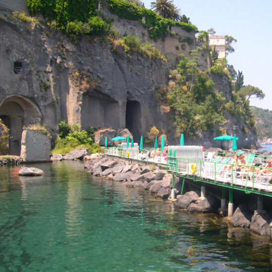 Piattaforme in legno dello stabilimento balneare Bagni Salvatore a Sorrento.
