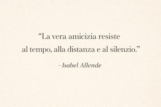 Frasi sull'amicizia vera e a distanza: citazione di Isabel Allende 'La vera amicizia resiste al tempo, alla distanza e al silenzio' su sfondo carta.
