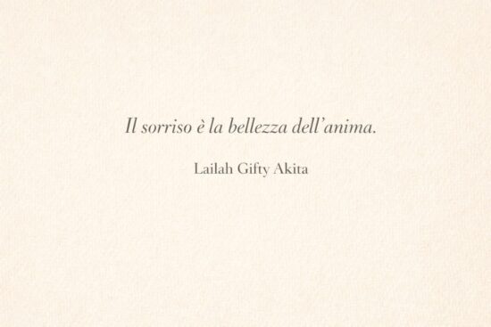 Frasi sul sorriso e sulla bellezza interiore: citazione di Lailah Gifty Akita 'Il sorriso è la bellezza dell'anima' su sfondo neutro.