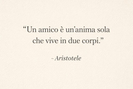 Frasi sull'amicizia celebri: citazione di Aristotele 'Un amico è un'anima sola che vive in due corpi' su sfondo carta neutro.