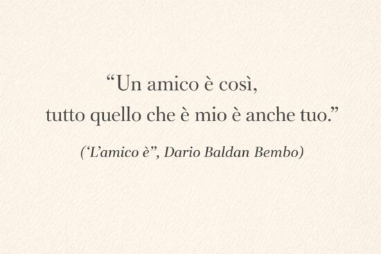 Frasi sull'amicizia tratte da canzoni: citazione 'Un amico è così, tutto quello che è mio è anche tuo' di Dario Baldan Bembo su sfondo neutro.
