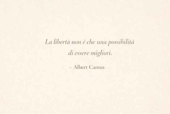 Frasi sulla libertà e responsabilità: citazione di Albert Camus 'La libertà non è che una possibilità di essere migliori' su sfondo neutro.