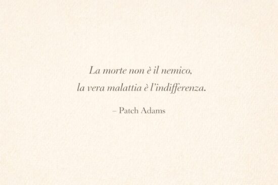 Frasi sulla morte e sul senso della vita: citazione di Patch Adams 'La morte non è il nemico, la vera malattia è l'indifferenza' su sfondo neutro.