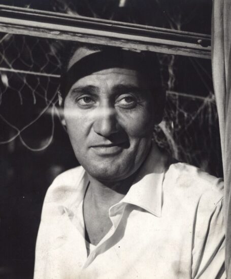 Alberto Sordi, iconico attore romano, in un ritratto del 1962