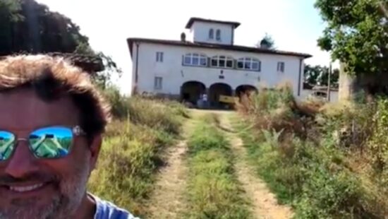 Selfie di Pieraccioni con il casolare de Il Ciclone