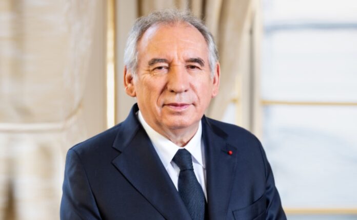 Immagine del presidente del consiglio uscente, prima della caduta del governo Bayrou