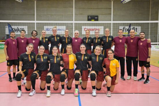 Chiara Biesso in posa insieme al resto della squadra in una foto. 