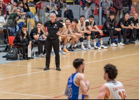 coach Calvani durante una partita della Virtus Roma