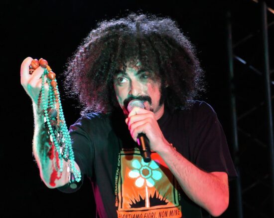 Caparezza durante un'esibizione live