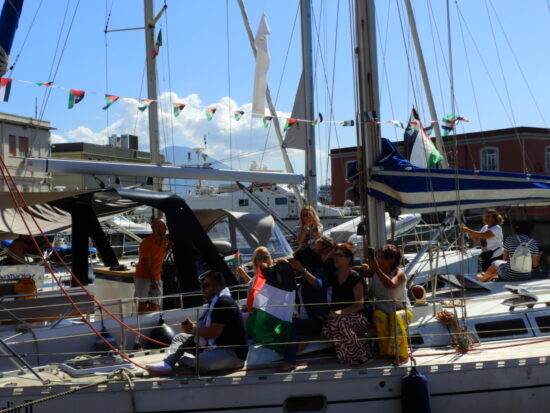 Global Sumud Flotilla salpa simbolicamente da Napoli | Recensione 