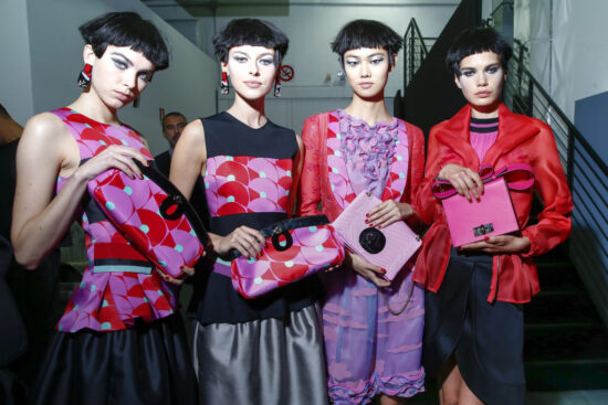 Modelle nel backstage di una sfilata di Giorgio Armani