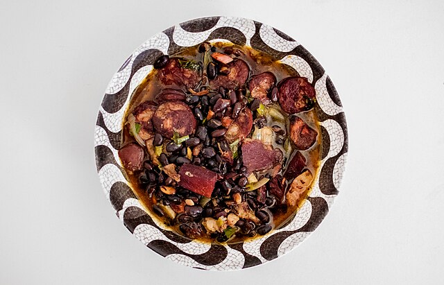 Feijoada brasiliana: piatto nazionale tra feste e famiglia