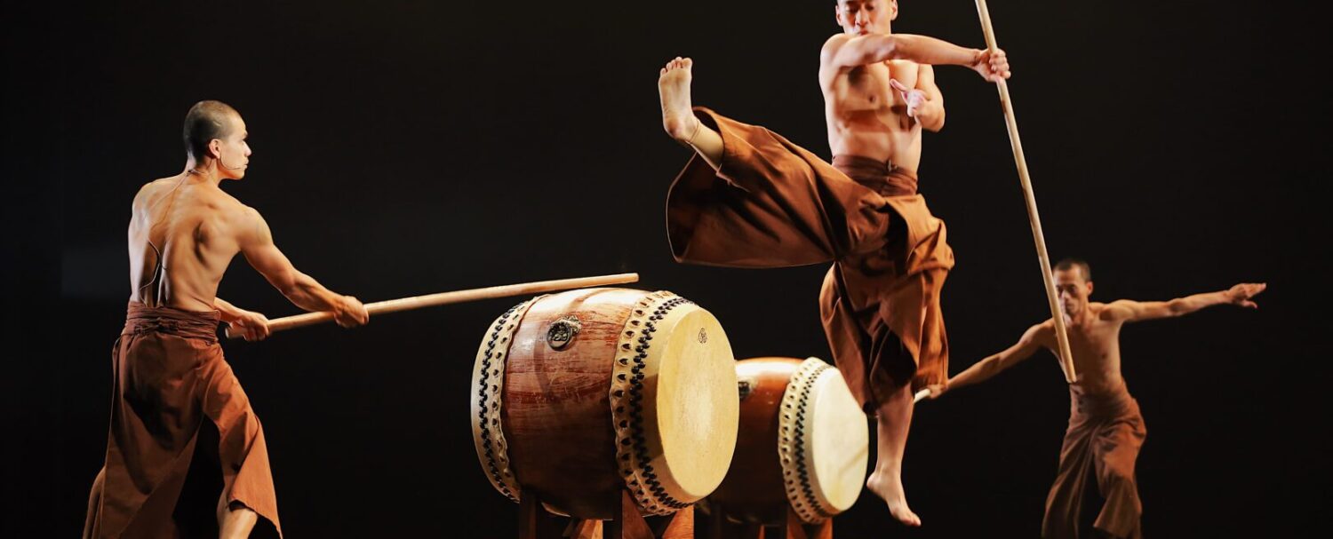 I monaci guerrieri della compagnia U-Theatre