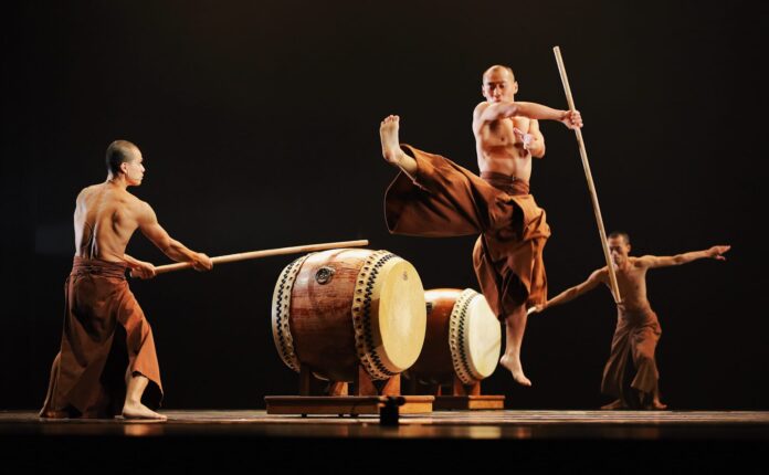 I monaci guerrieri della compagnia U-Theatre
