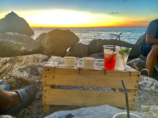 Drink e noccioline, aperitivo al tramonto