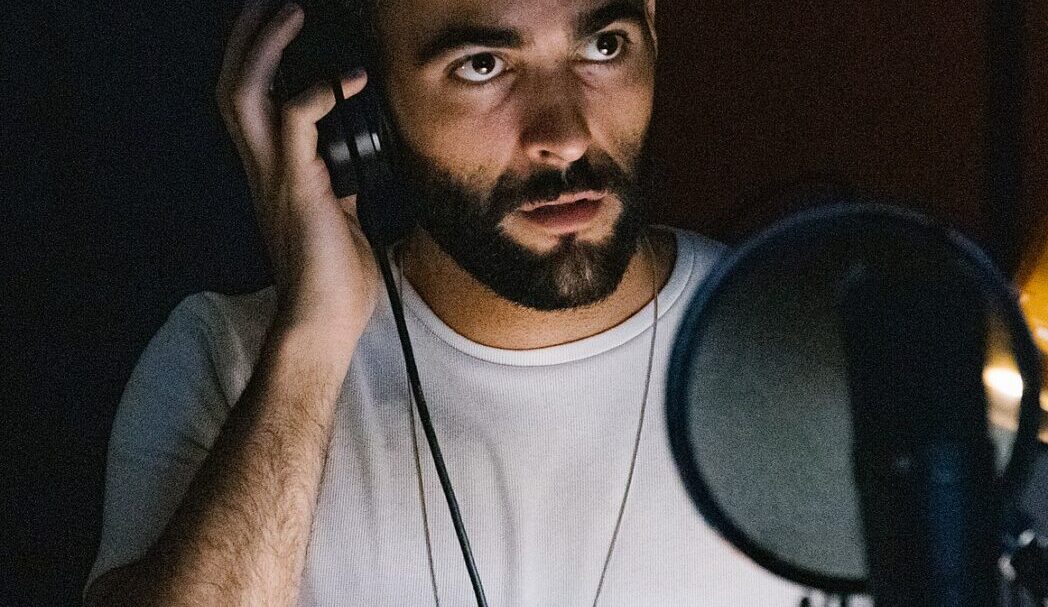 Marco Mengoni in studio.