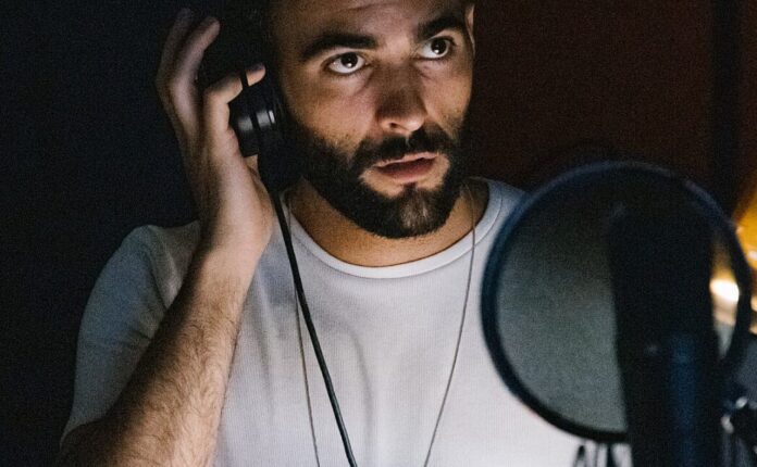 Marco Mengoni in studio.