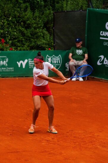 Arianna Zucchini impegnata nel giocare un punto 