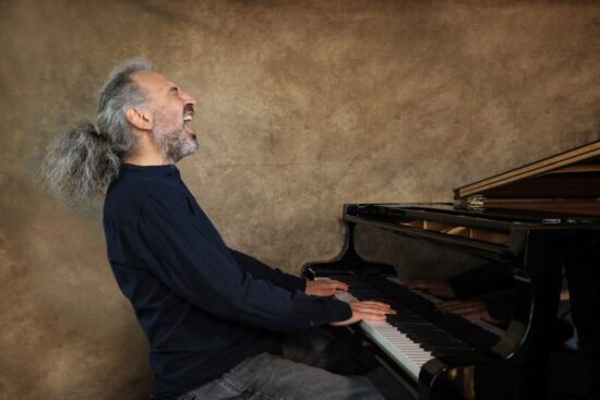 Stefano Bollani e la sua passione nel suonare
