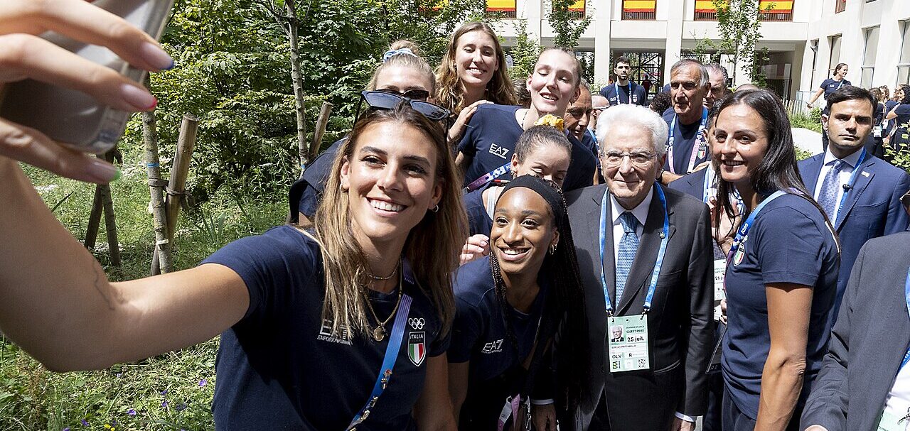 L'Italvolley femminile che ha vinto i Mondiali con il presidente della Repubblica Sergio Mattarella