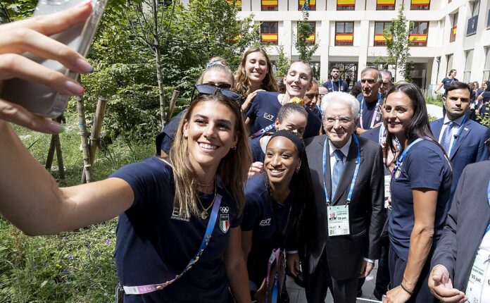 L'Italvolley femminile che ha vinto i Mondiali con il presidente della Repubblica Sergio Mattarella