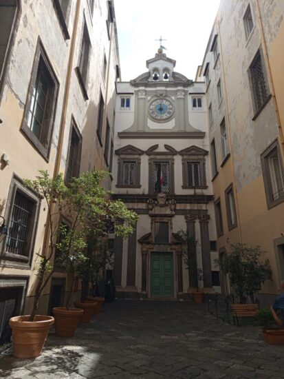 Facciata anteriore di Palazzo Ricca, sede della Fondazione Banco di Napoli