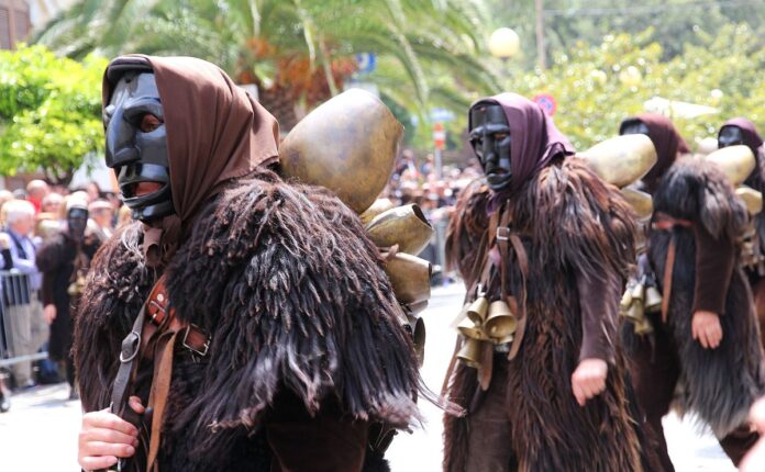 I Mamuthones: le maschere del Carnevale di Mamoiada