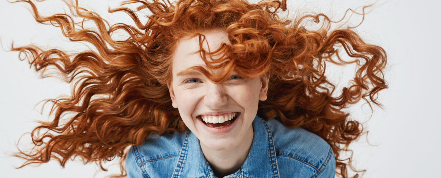Capelli ricci e definiti: i prodotti che fanno la differenza