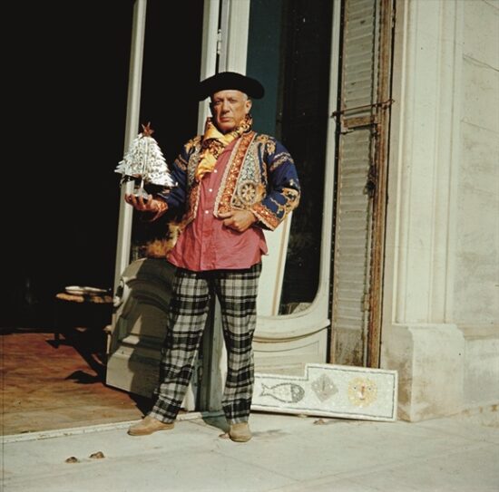 Picasso vestito da torero in una foto di Edward Quinn