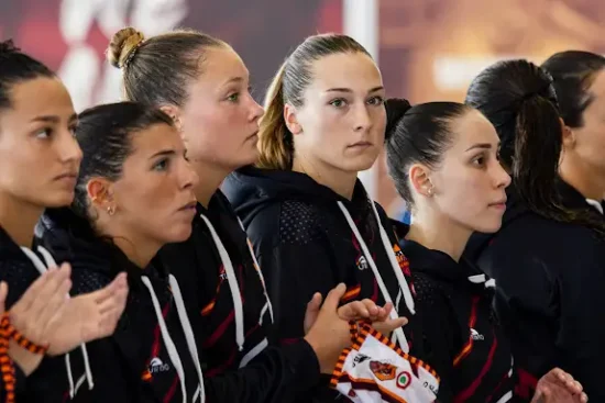 Sienna Hearn in una foto di squadra della SIS Roma. 